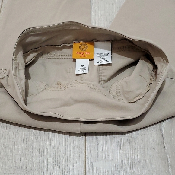 Ruby Rd. PULL ON STRETCH CAPRIS, Sz 4P, BEIGE, RAYON/NYLON/SPANDEX - Picture 8 of 9